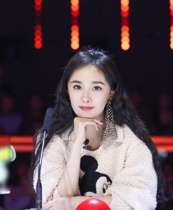 杨幂黑丝袜长腿袜日常搭配,杨幂最新穿搭白袜黑鞋