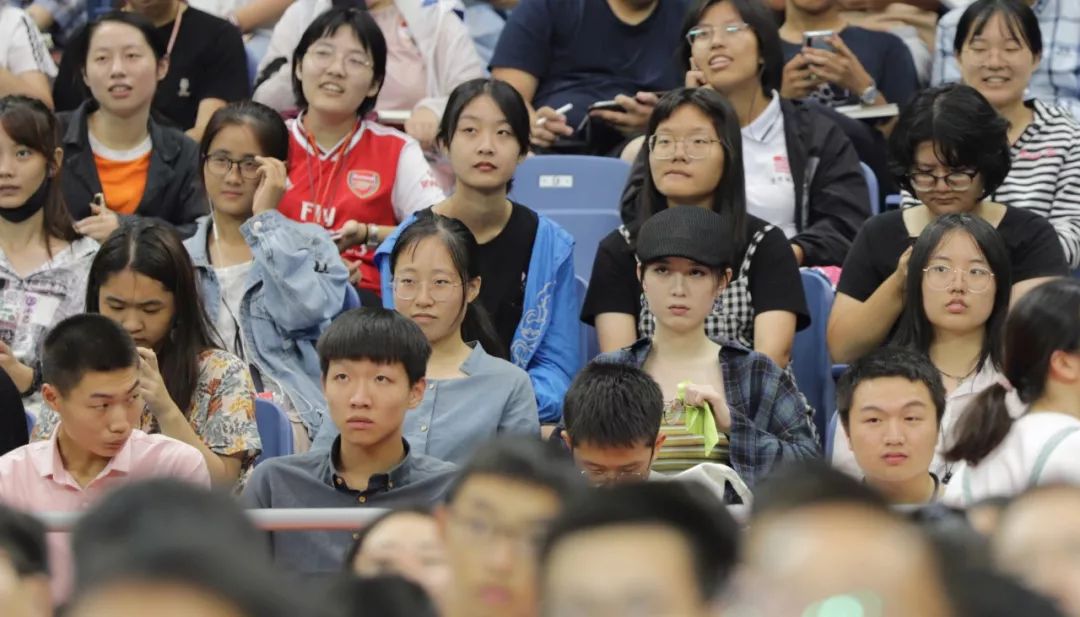 6000余名新生齐上形策课：浙大*党**委书记主讲，鼓励新生不当“佛系青年”，要做“孙悟空”