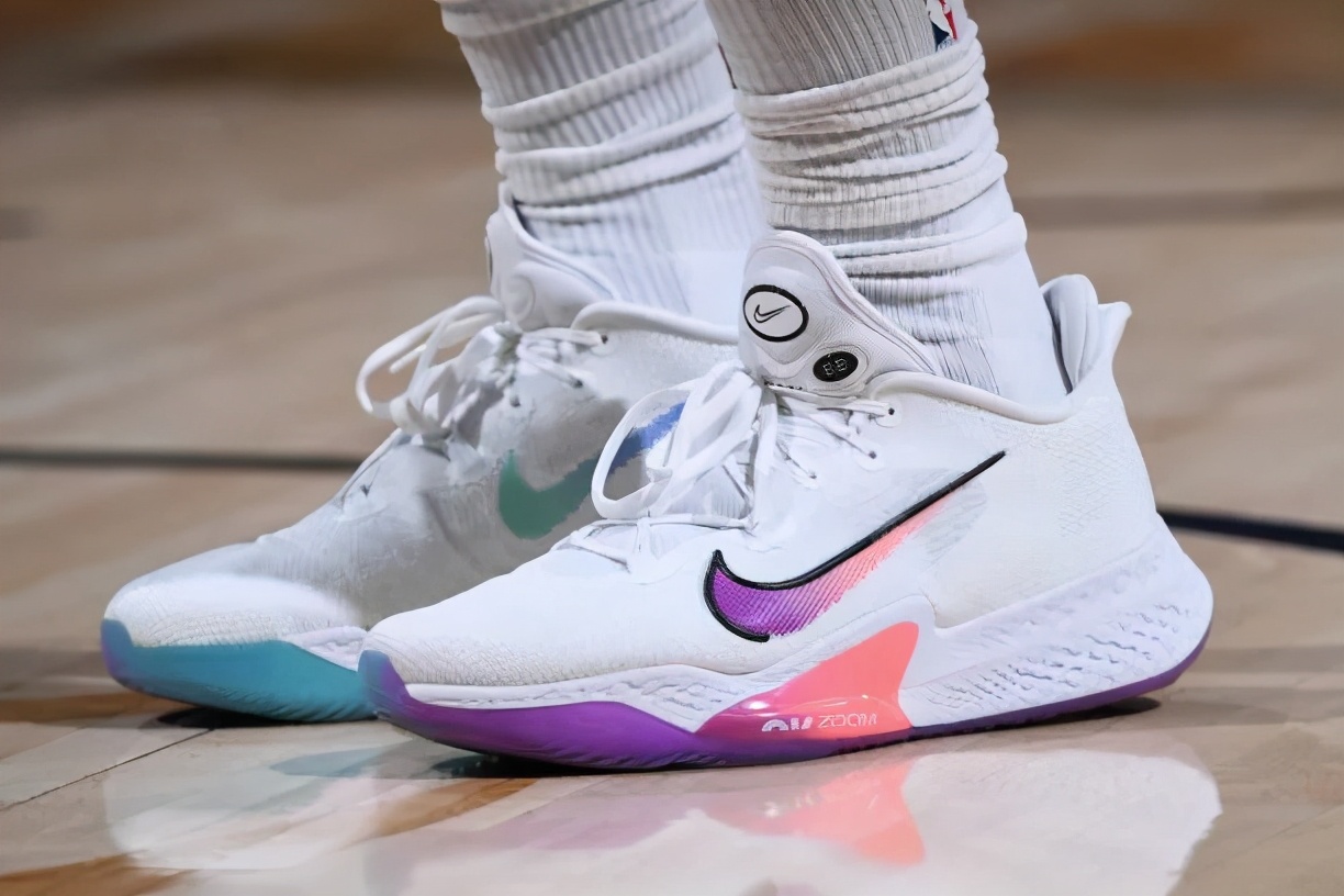 nba球员上脚球鞋闪击8,nba球星上脚闪击6圣诞节