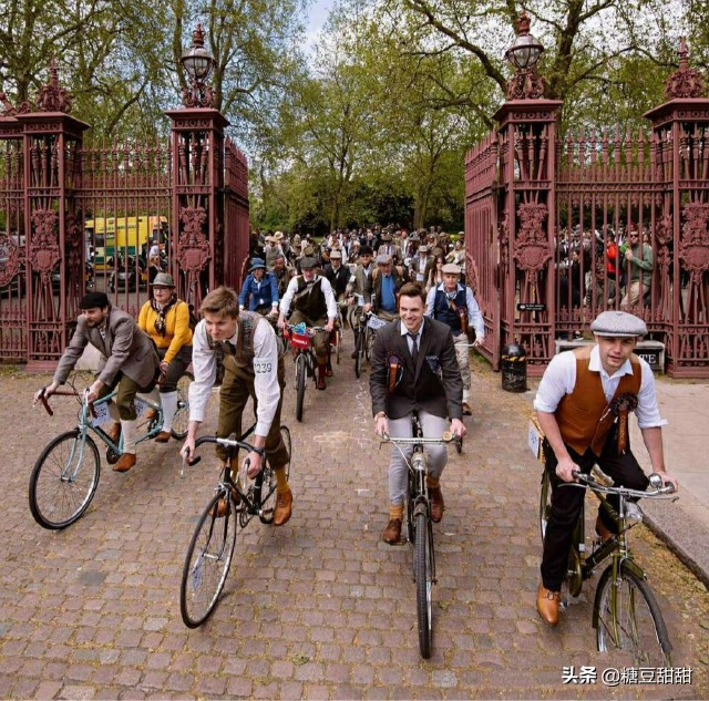 今年最流行靴子裤子,今年流行什么样的靴子裤