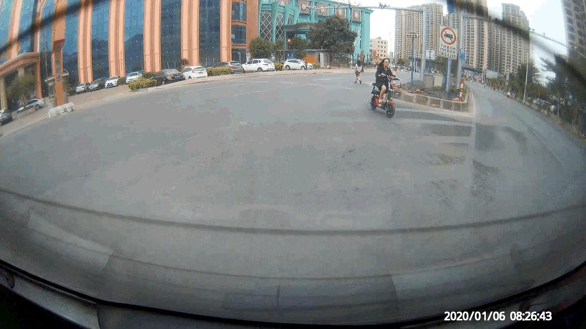 远离追尾纠纷，后视更专业，万鸥V5行车记录仪