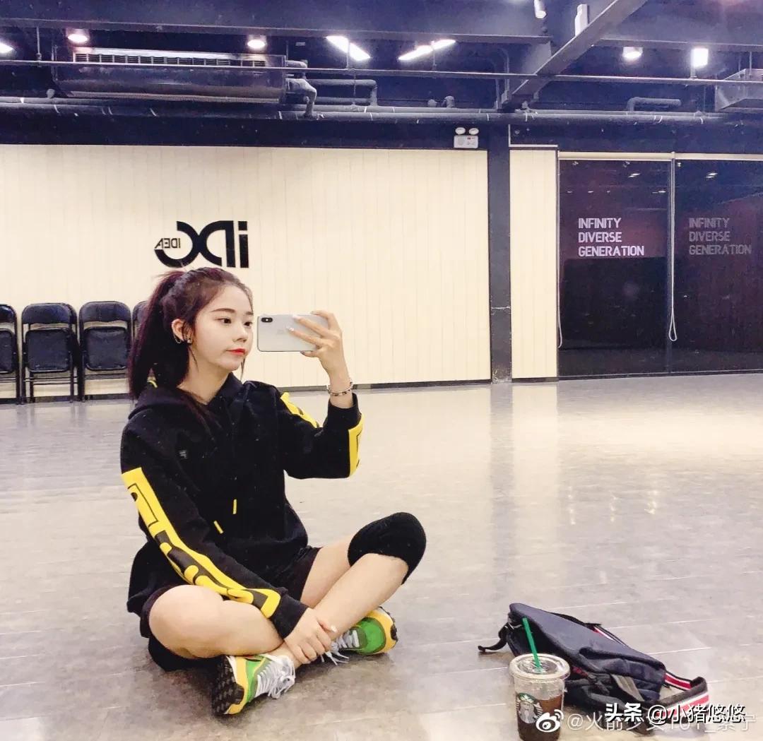 连帽卫衣白色帆布鞋高级穿搭,绿色卫衣配帆布鞋还是老爹鞋