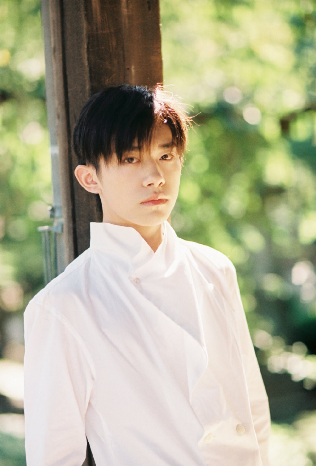 三宅一生的香水与包包，都没有易烊千玺身穿的三宅一生衬衣火！