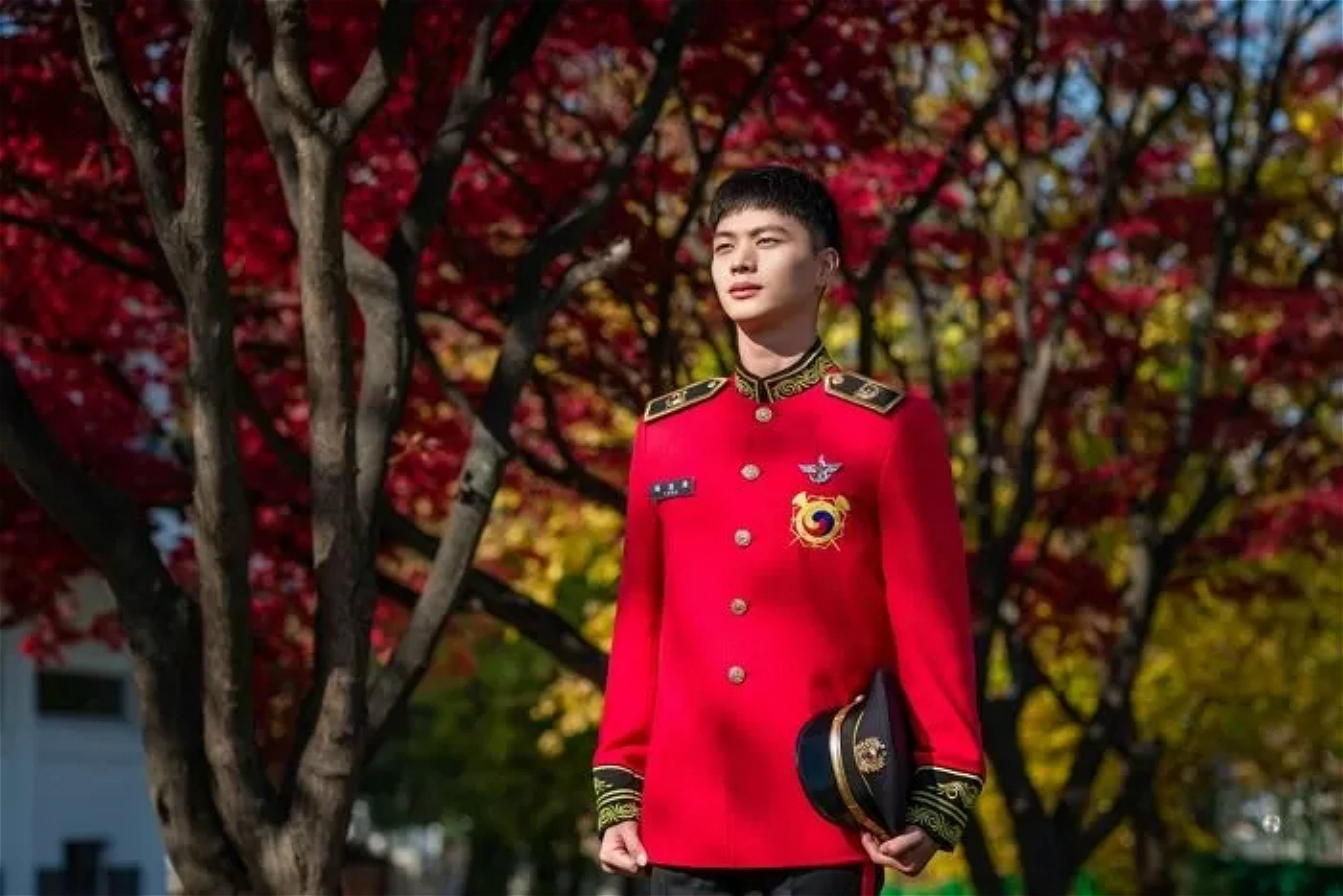 BTOB陆星材近况：看剧本确认摄像机，这是拍军人电影？