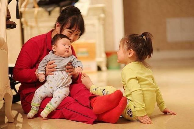 父母延迟退休，以后孩子谁来帮忙带？网友：别说二孩，一胎都困难