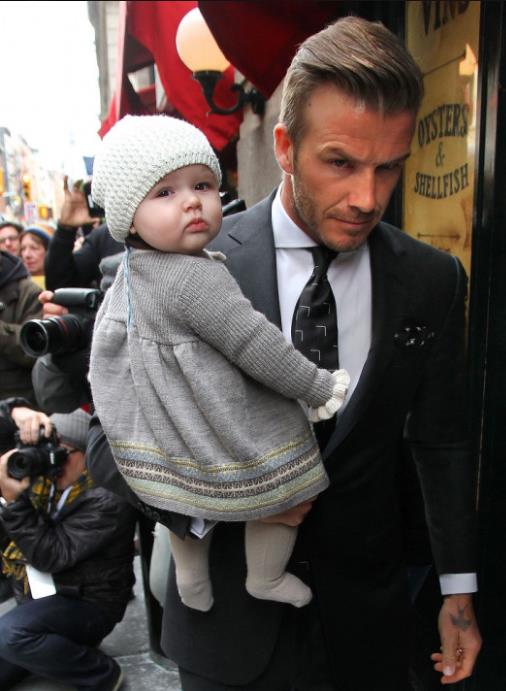 “女儿奴”的首席代言人，穿西装居然配拖鞋？能穿还帅最为致命