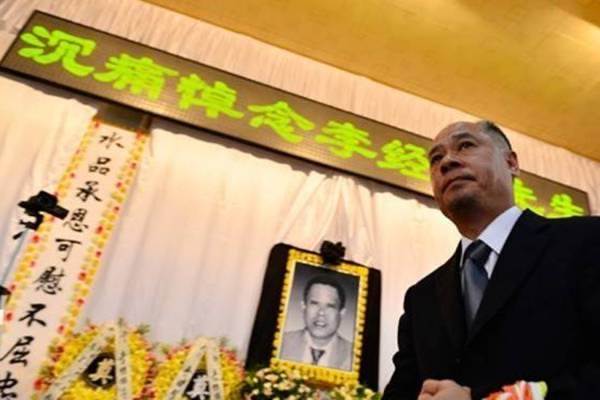 他是战争弃儿，在孤儿院长大，20年前却缔造中国第一的饮料品牌