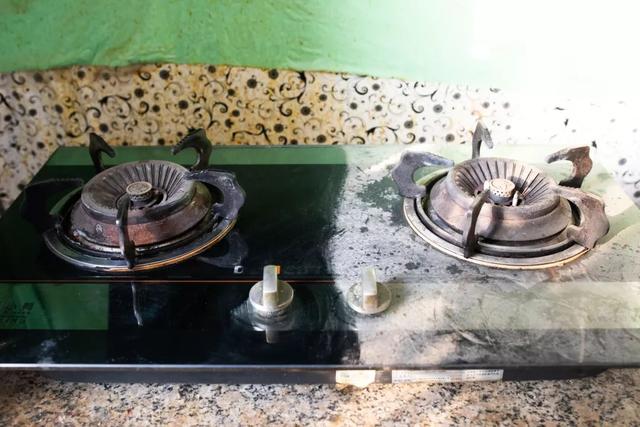 去燃气灶油污加小苏打加白醋,燃气灶清洗小妙招苏打加什么
