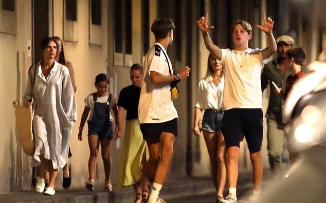 8岁的小七比妈妈还会穿了？这条蓝色Zara露肩裙秒售罄，大姑娘啦