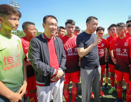 许家印观战恒大马德里足球冠军赛决赛勉励小将为国争光