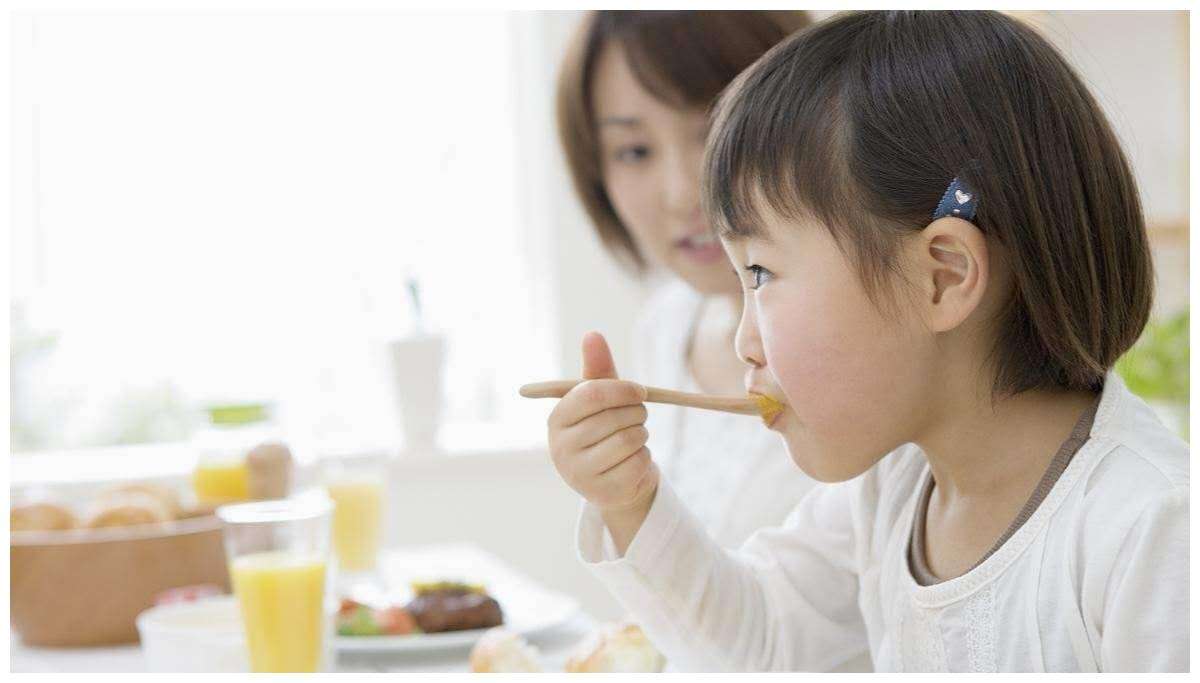 小孩吃哪些食物有毒危害身体,孩子乱吃东西危害新闻