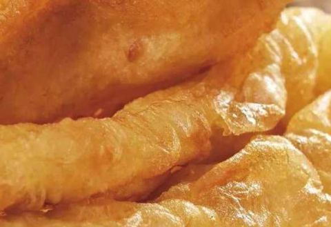 油条怎么做好吃又松软酥脆简单,油条的家常做法又软又酥