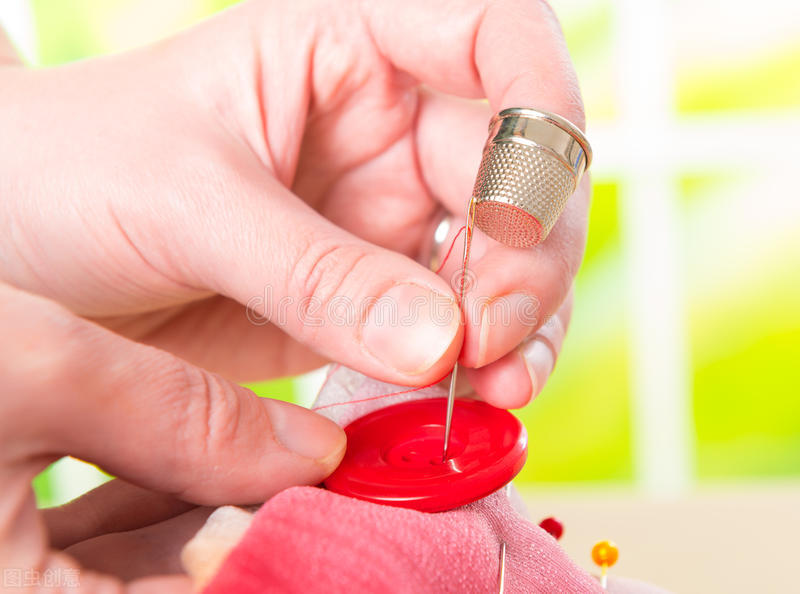 60岁阿姨被缝线针戳破膝盖,引发感染,住院治疗1个月