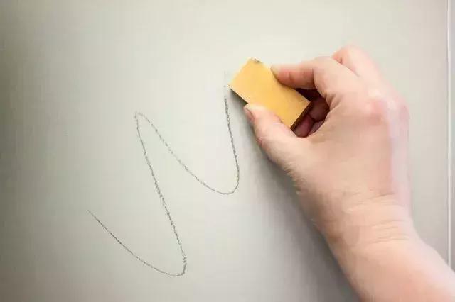 白墙的贴纸怎么去除掉不破坏墙面,家里的白墙脏了怎么弄得干净呢