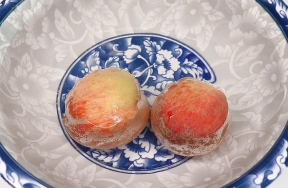洗桃子去桃毛的好办法,如何快速去除桃子的毛