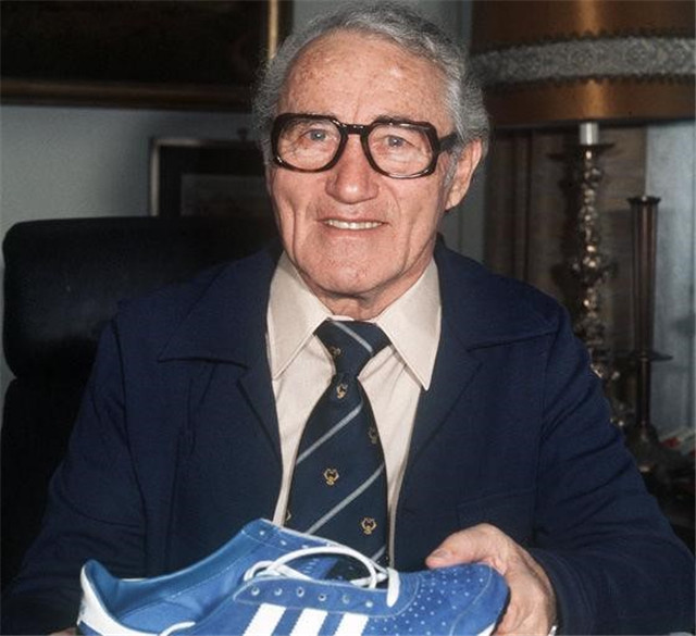 弟弟制鞋,哥哥管理,因利益反目成仇,分家后弟弟创造出阿迪达斯