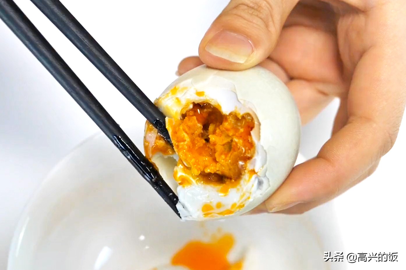 用超简单的方法腌制流油咸鸭蛋,如何腌咸鸭蛋又快又能冒油