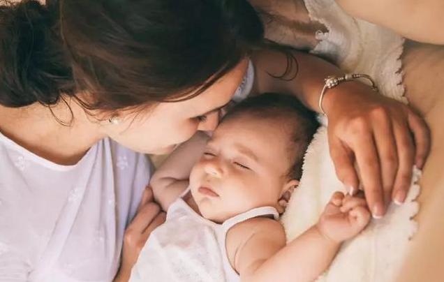 抱着就睡放下就醒怎么办,宝宝落地醒非要抱着睡怎么办