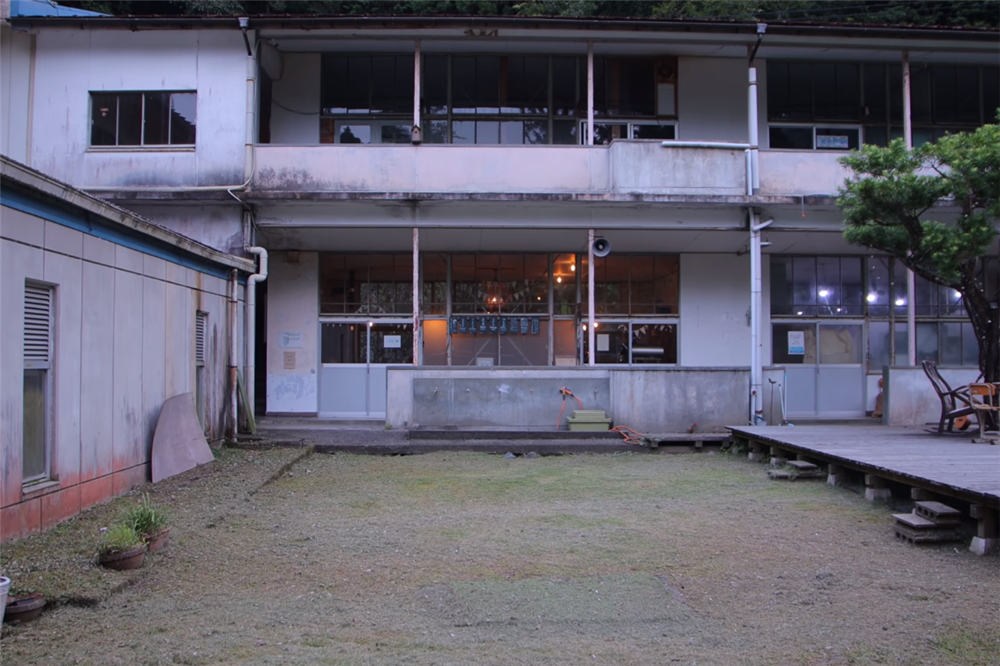 80后小伙回荒废十年的农村大学,80后小伙回荒废10年农村大学