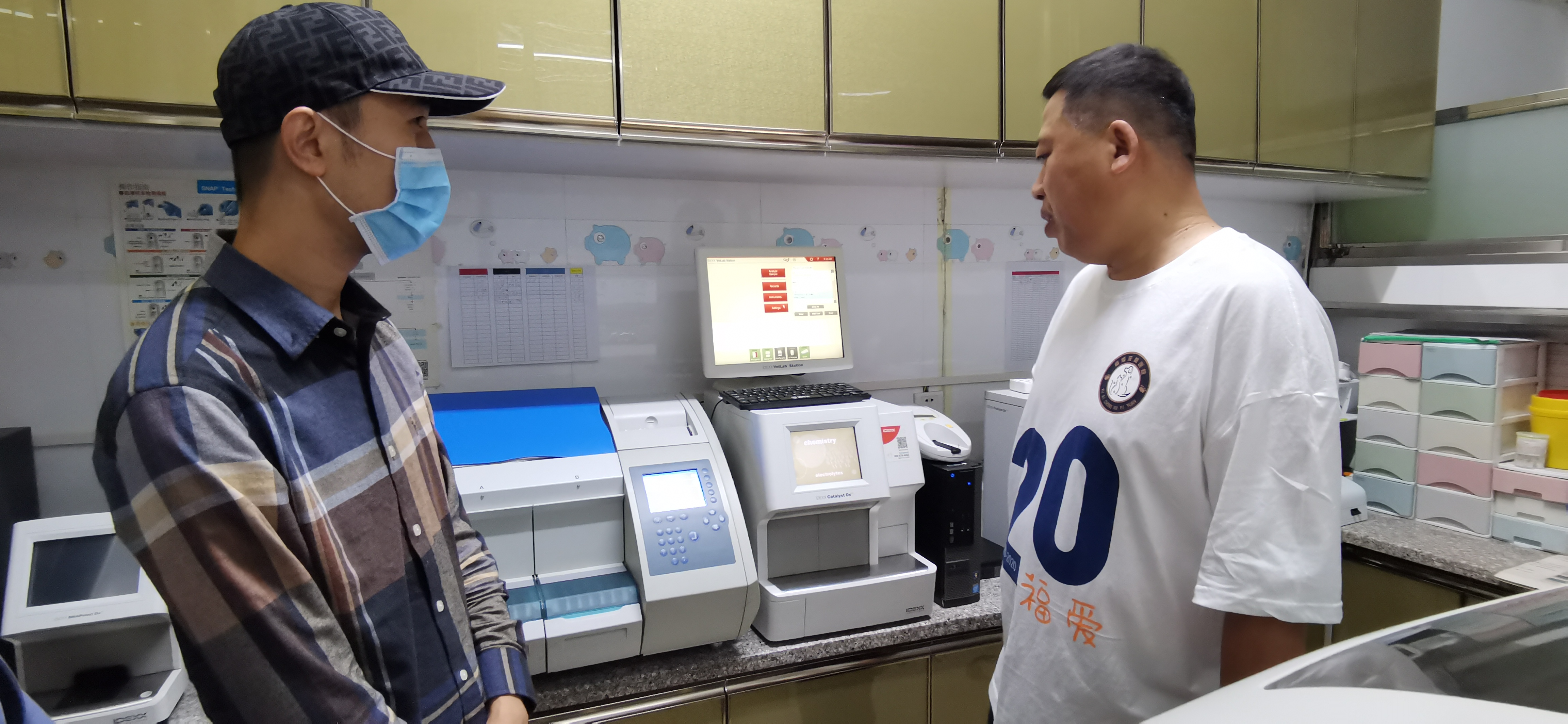 “生命面前万物平等”——记极地馆首席动物医疗顾问王福军教授