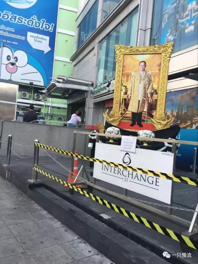 双手合十泰国佛像,在泰国双手合十是什么意思