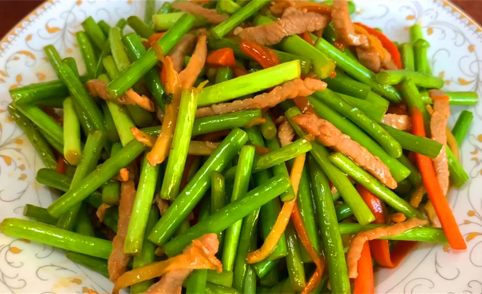 炒蒜苔怎么才能快速入味,大锅菜蒜苔过水还是过油