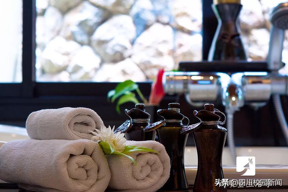 为什么住酒店要往马桶里倒壶开水,为什么住酒店时要烧开水倒马桶里