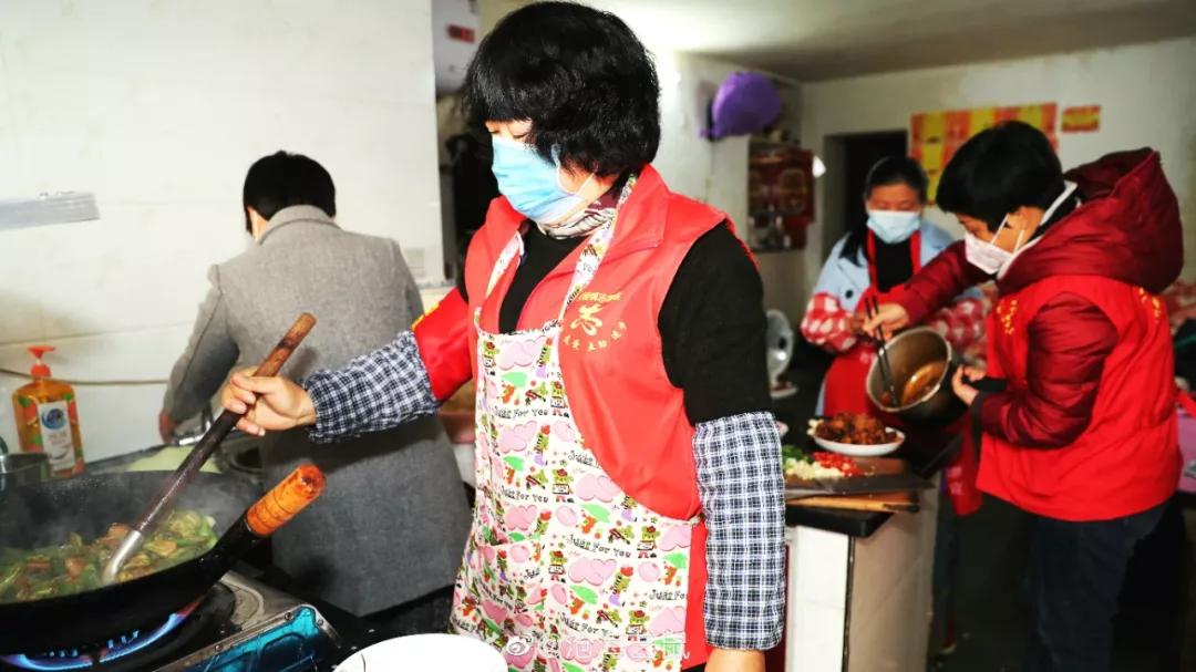 疫情当前，她们变身送菜队、厨娘、代购员、无人机女飞手……