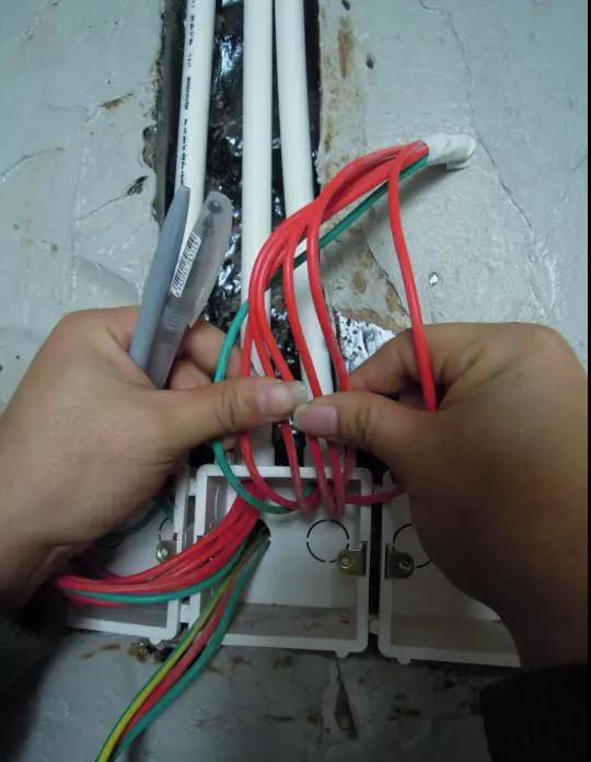 线管堵住了穿不过去钢丝怎么办,穿线的线管堵了怎么办