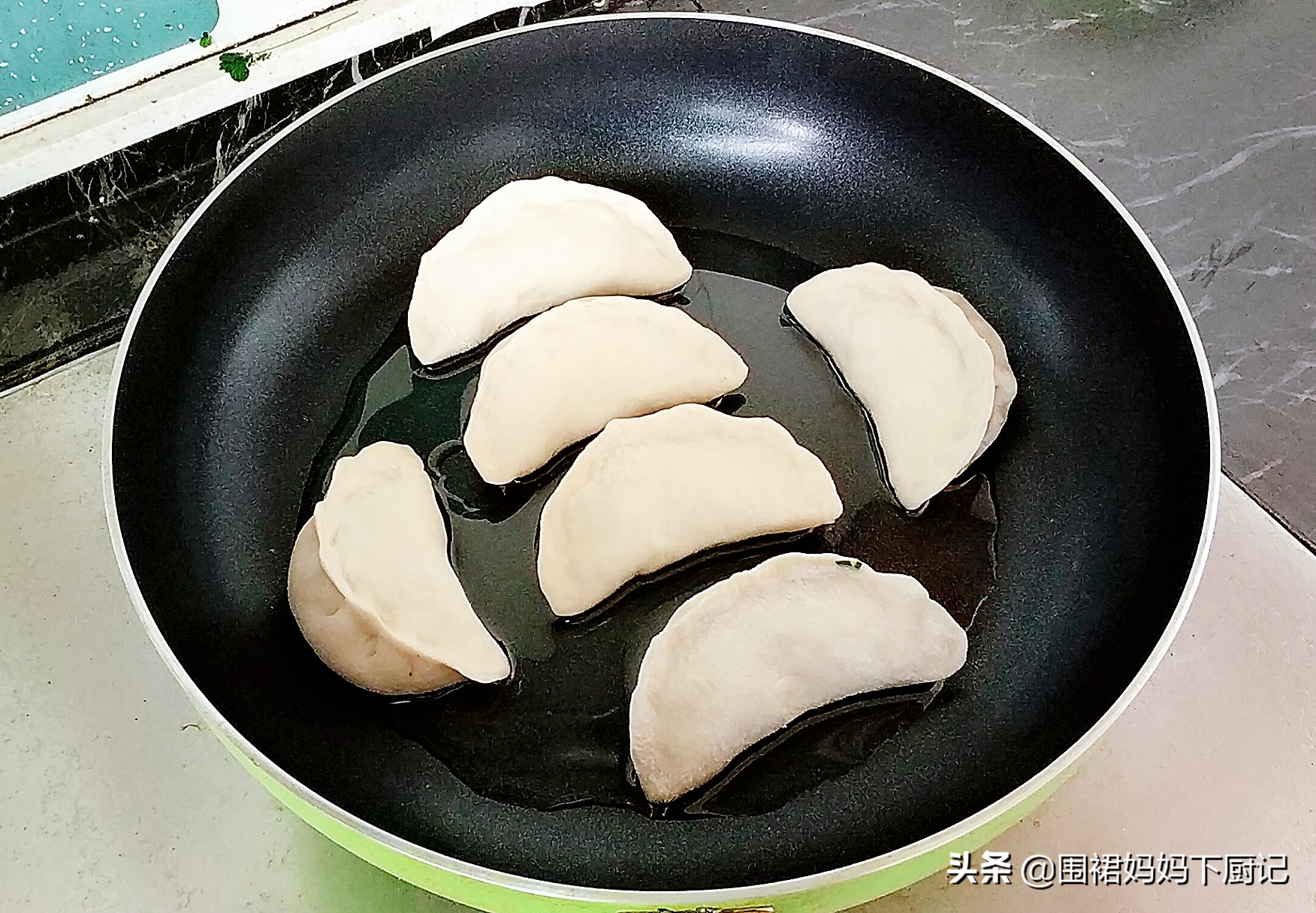 焦香美味的水煎包就做好了,焦香可口的水煎包