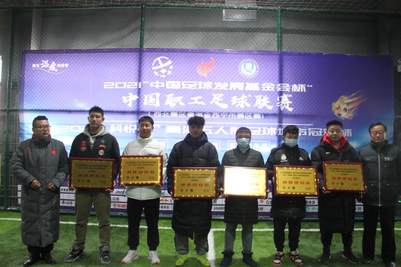 用爱传递抗击病毒为祖国加油,足球场上为中国疫情加油