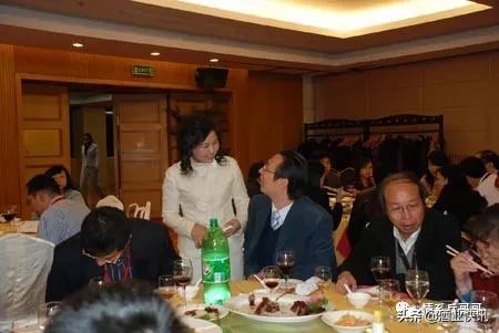 喝酒使人兴奋,为什么喝酒会给人带来快感