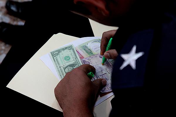 钞票各国都是如何做到防盗的,钞票上的防伪措施原理