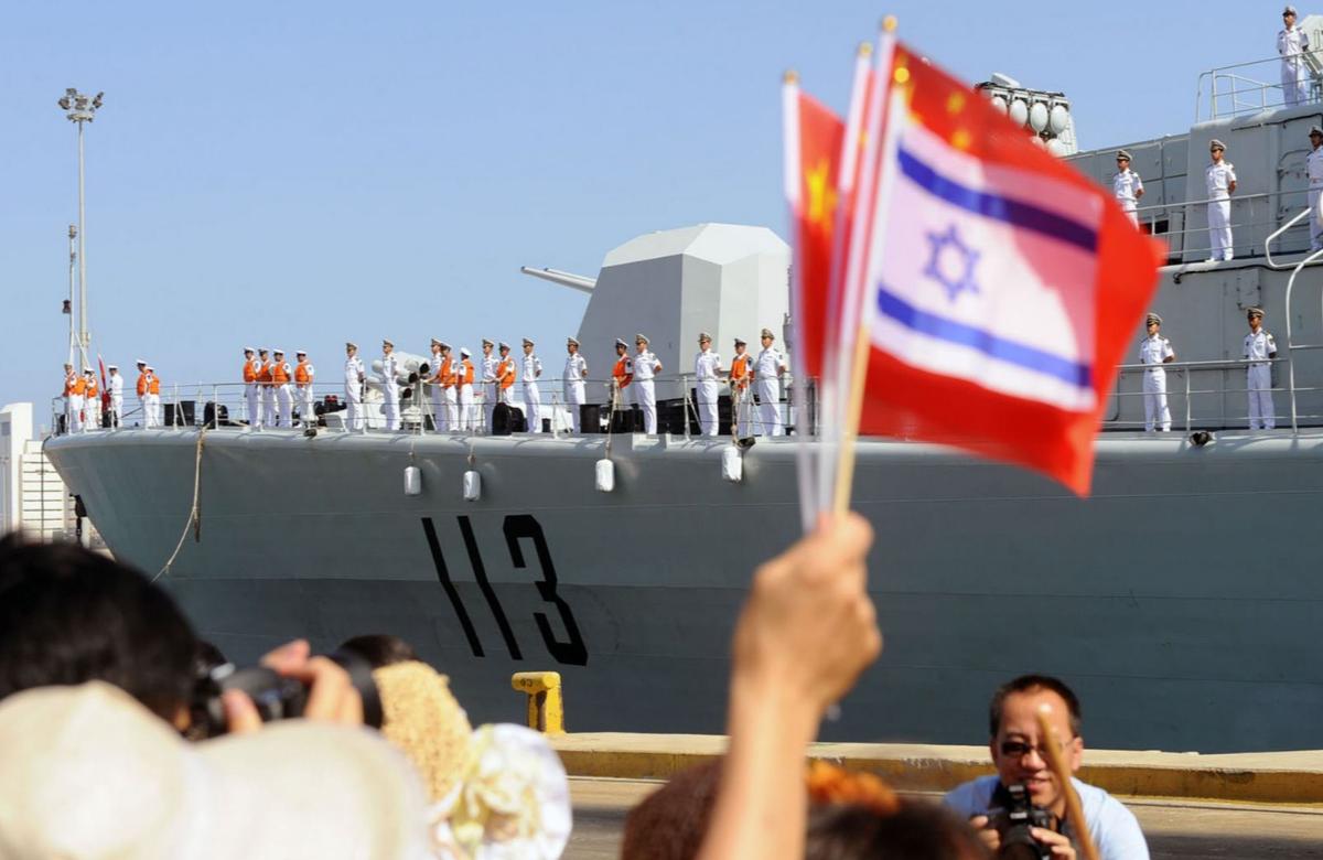 多年前父亲离家出走,父亲逃往中国避难儿子回国