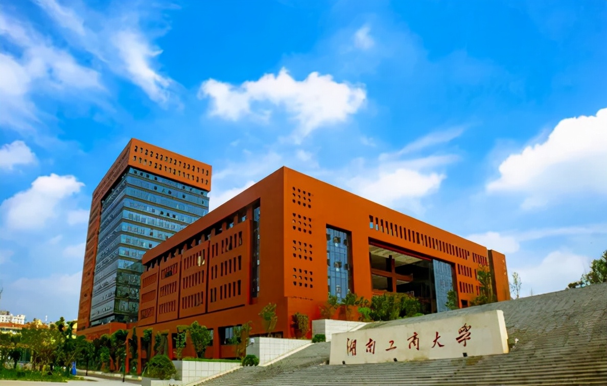 大学生在校创业赚100万,大学生创业进账30万