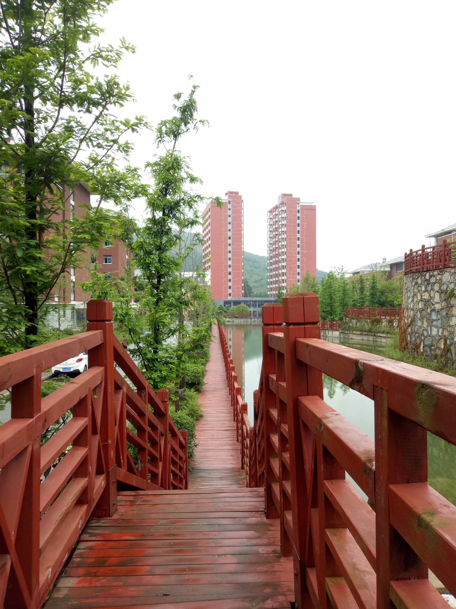 那个参加法国界外艺术交流和捐赠700万的夜郎谷究竟是怎样的呢？