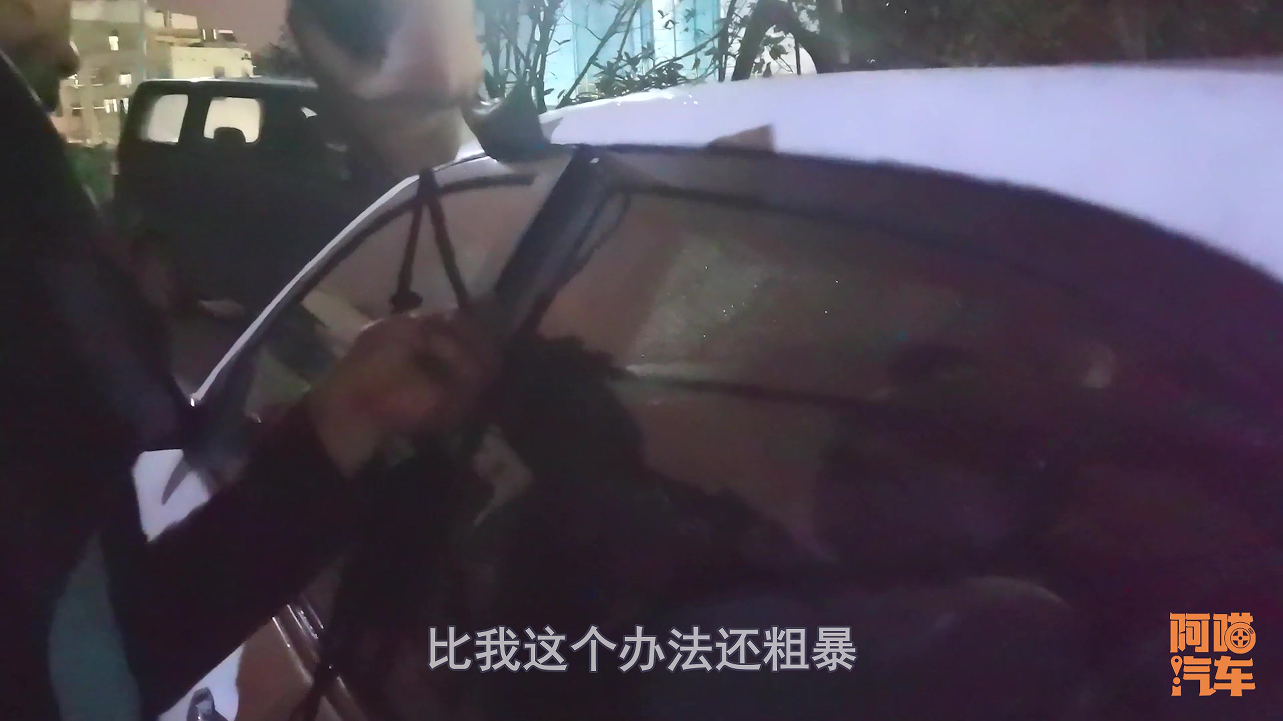 钥匙锁在车里怎么办,钥匙锁在车里面了有什么好办法