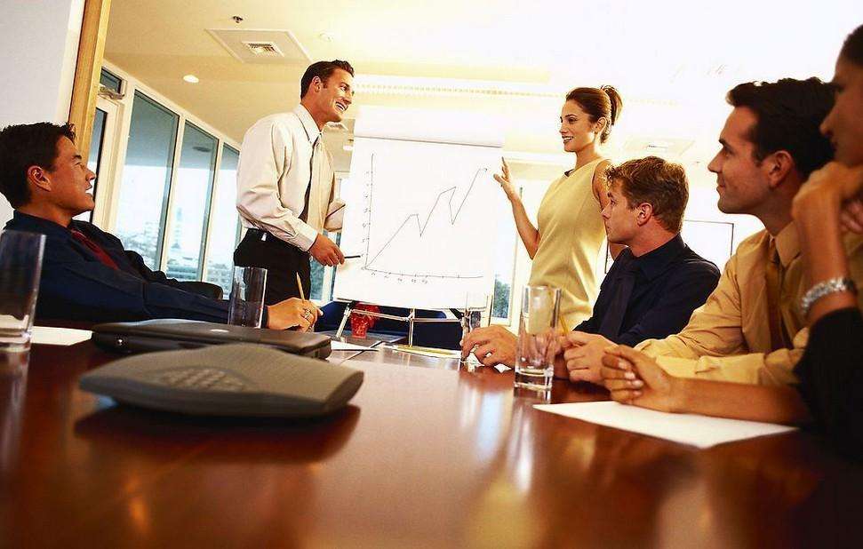 客户提到业界知名品牌经销商，如何回复给自己争取合作机会？