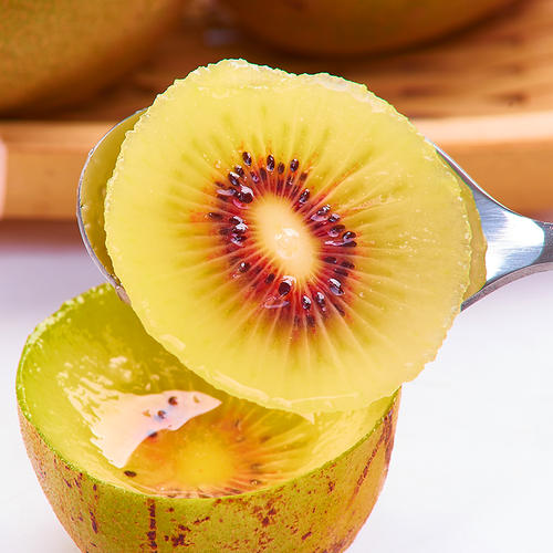 购买猕猴桃，要问清楚是红心、黄心还是绿心，差别挺大，别买错了