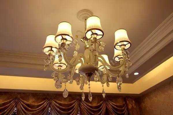 差一步就砸到了!少看一眼,千元吊灯变掉灯,吊灯验收看好这四点