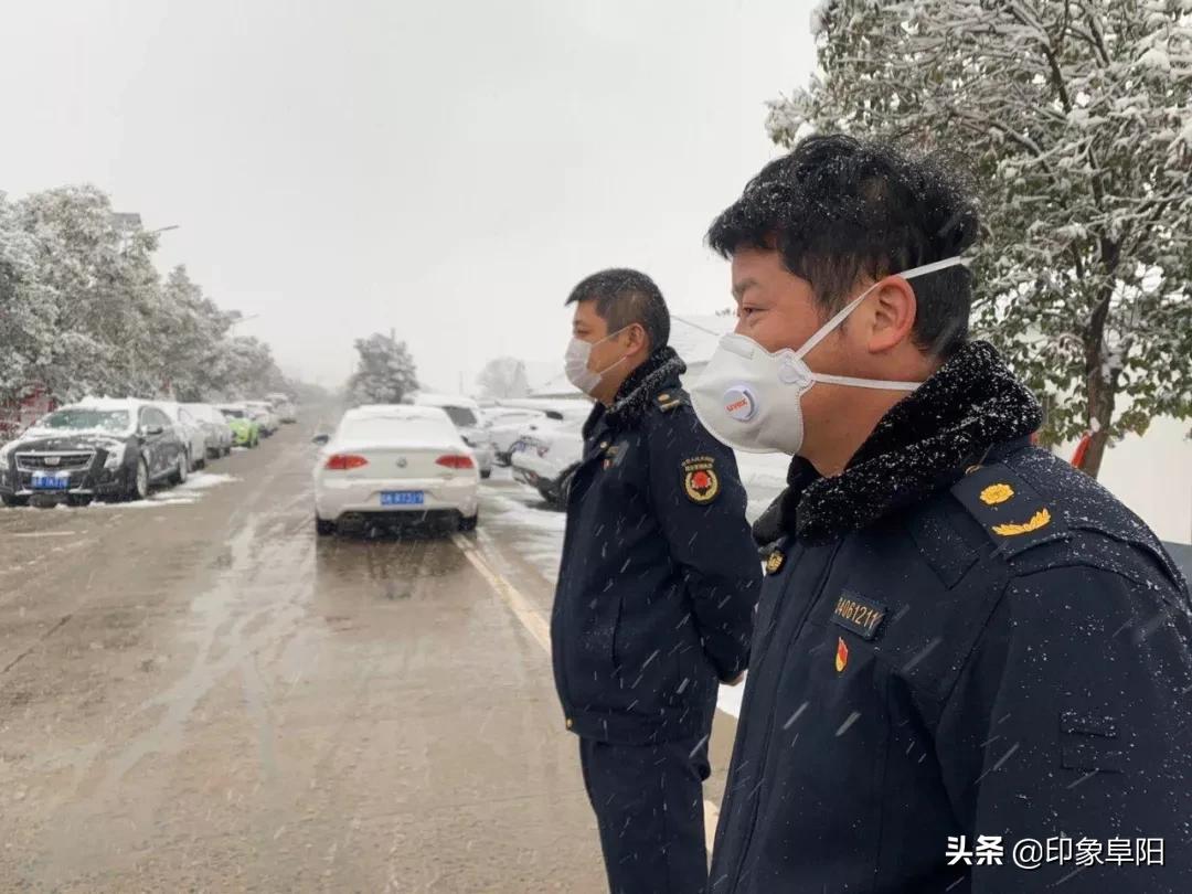 风雪中的坚守致敬一线防疫人,防疫人员路人拍摄