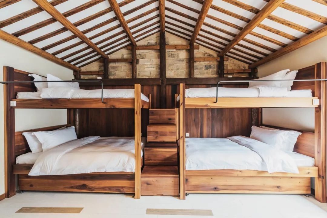 秋日河畔画中小镇，隐于茶园流水，山水间三店新开旅居吃茶慢生活