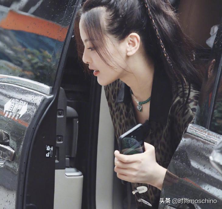 杨超越白衬衫搭配白色镂空吊带裙,杨超越同款横条西装配百褶裙