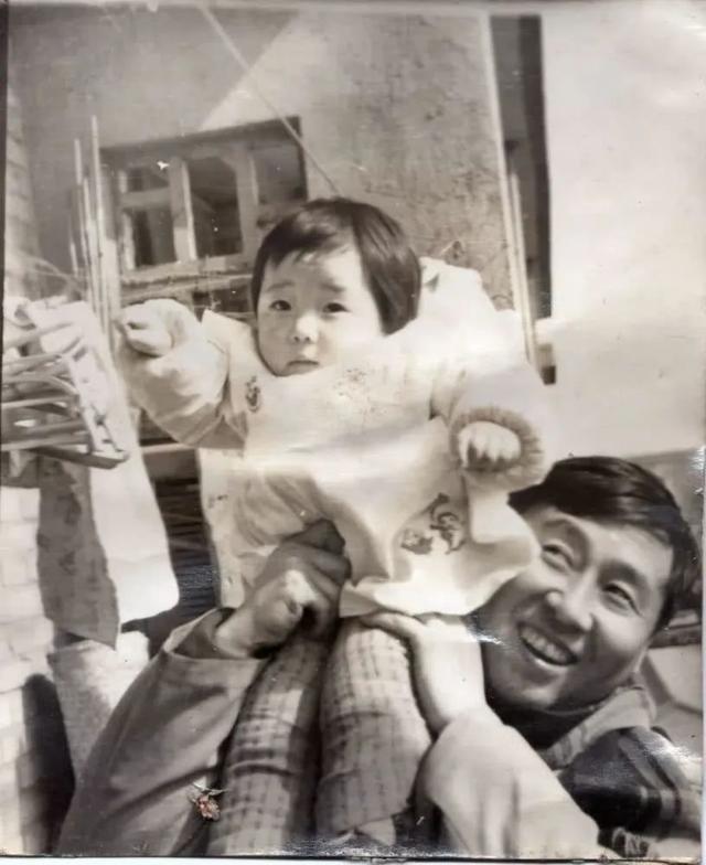 葬礼时茗茗哭昏倒地，爱女儿胜过自己的路遥，只给其留下一叠欠条