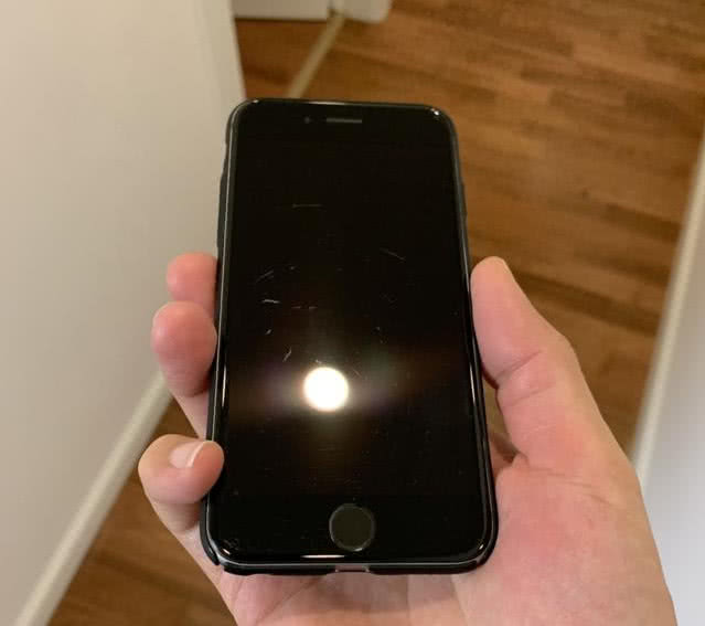 还在为你的手机屏碎发愁吗,手机贴软膜好还是钢化膜好