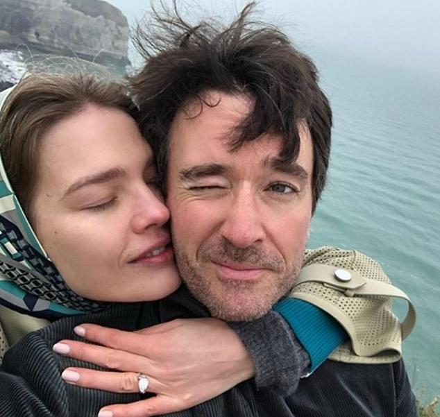 LV太子妃罕见翻车！小西装配黑裙全身迪奥上顶级女刊，妆容好老气