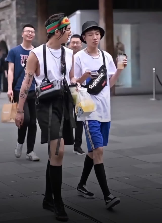 本以为女生穿长筒袜很潮，直到看见这两小哥哥，后面直男都笑了！