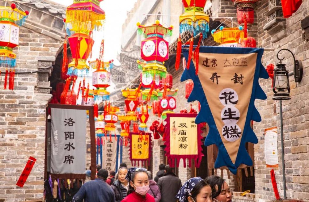 足球小镇建业网红桥,建业足球小镇攀岩