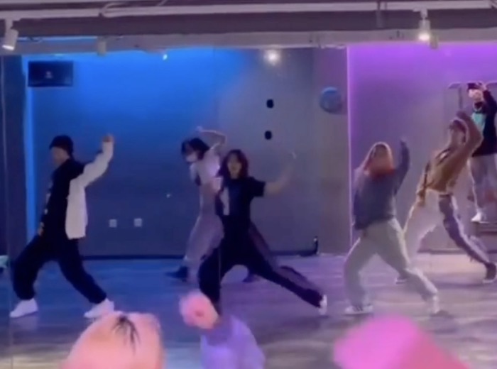 小苹果章子怡跳舞视频,章子怡继女小苹果晒跳舞视频