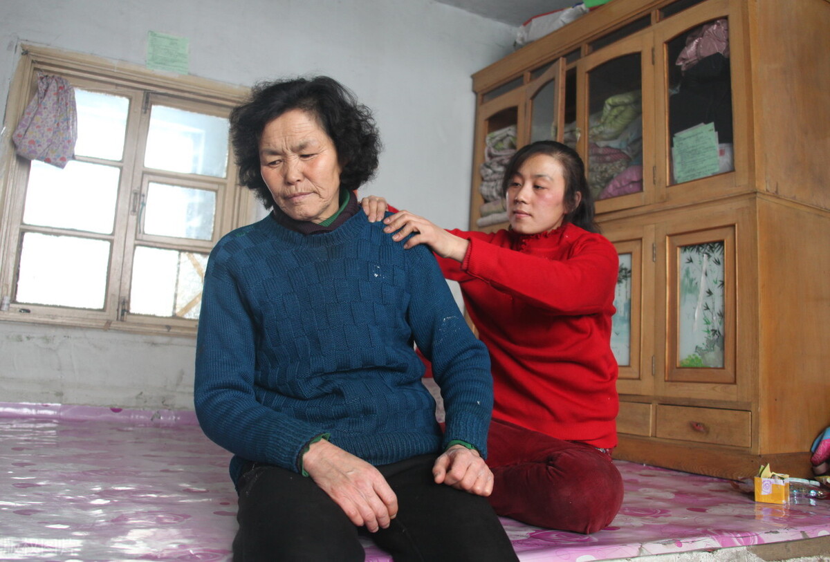 婆婆生日，弟媳送耳环我孝敬2万，婆婆嫌我给少，老公：爱要不要